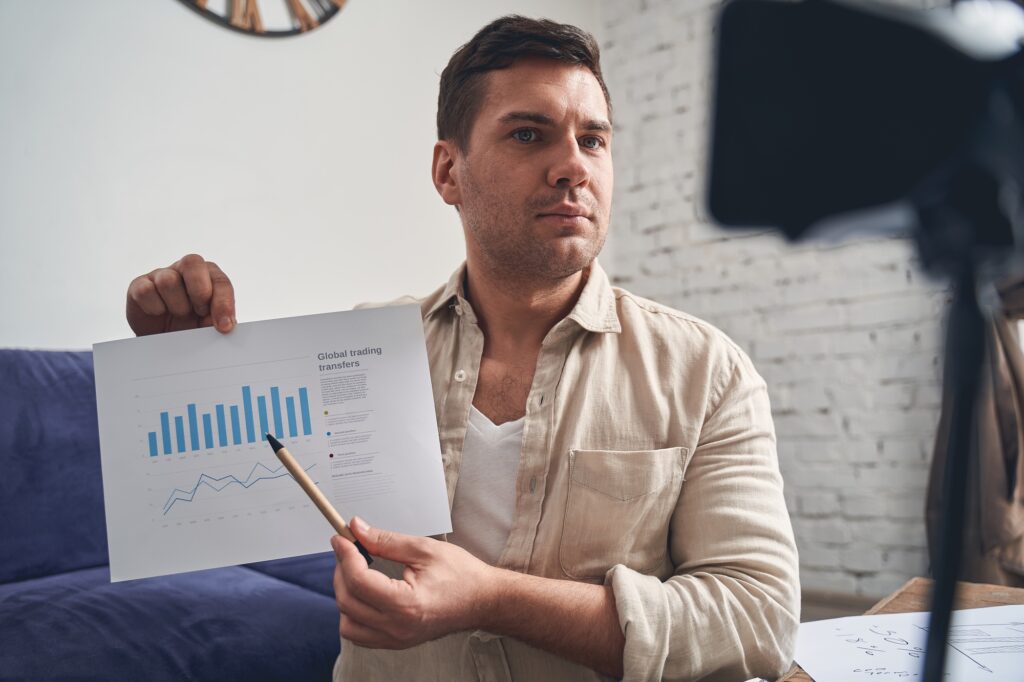 Professional blogger teaching financial management skills online